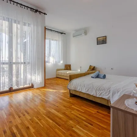 Niko Apartament *